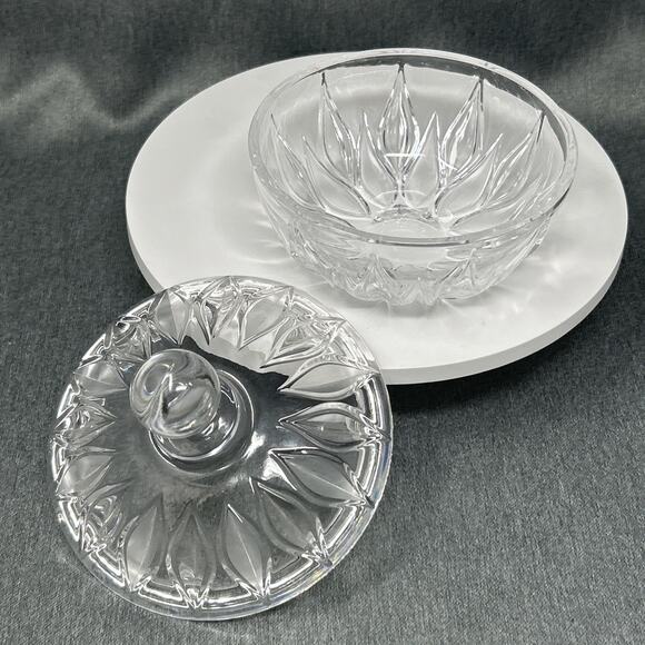 Vintage Cut Crystal Candy Dish Clear Glass Bonbonniere Leaf Pattern Lidded Bowl - Picture 2 of 6